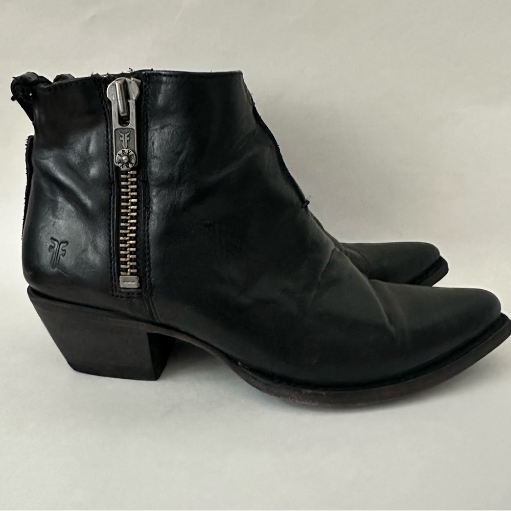FRYE leather Sacha Chelsea booties black zip cowboy boots 8.5 Cuban heel